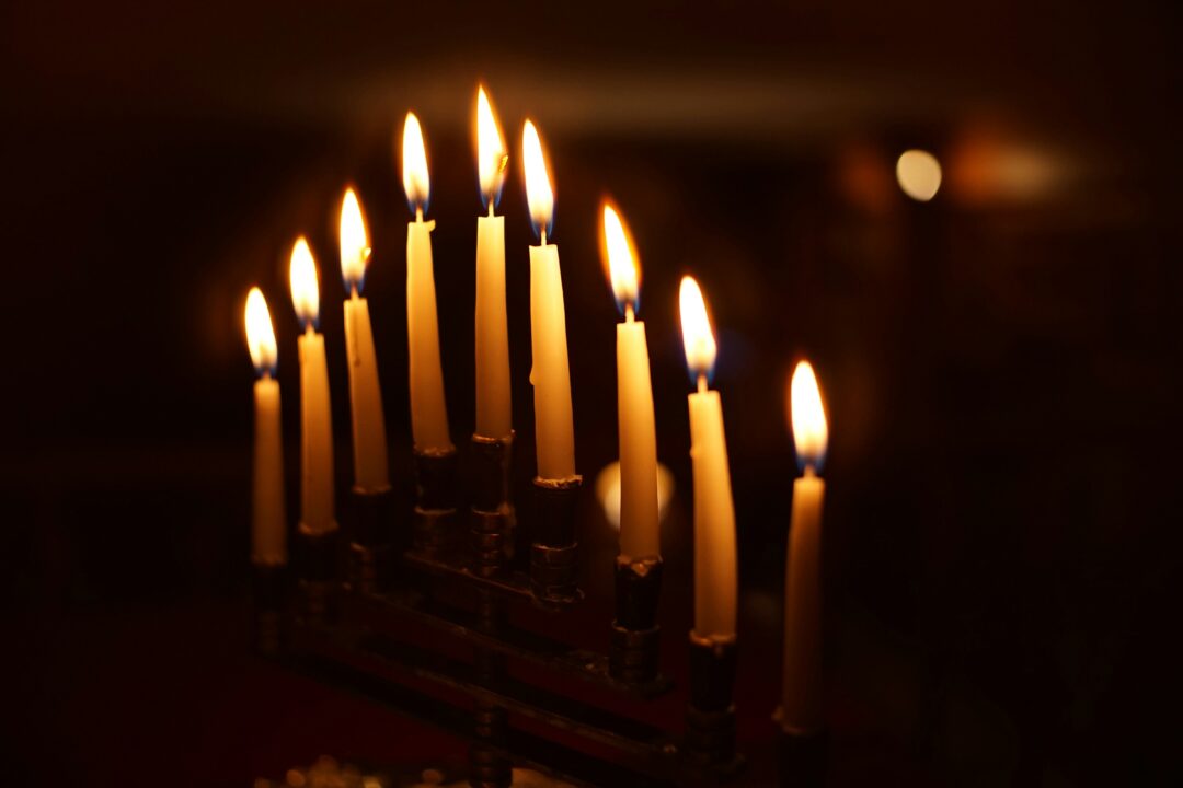 Hanukkiaen med 9 lys tent