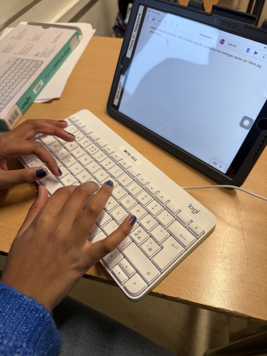 Bilde av hender som skriver på tastatur til iPad.
