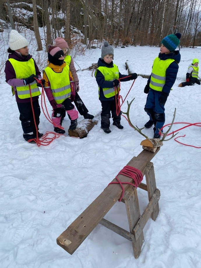 Bild av elever som kaster lasso på "reinsdyr".