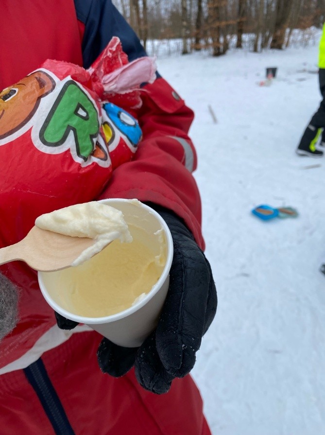 Bilde av elev som spiser selvlaget softis ute.